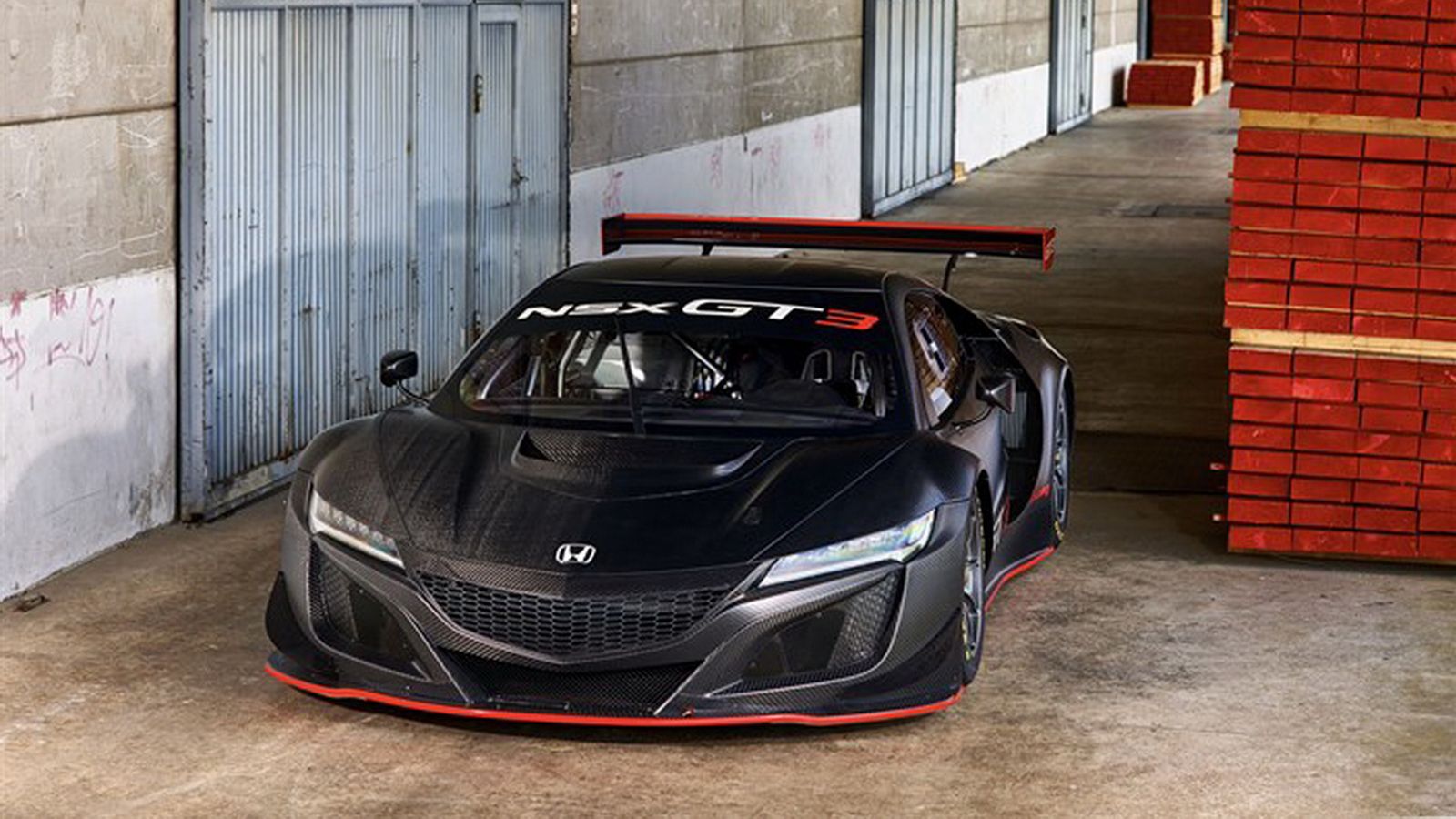 Ο κινητήρας είναι φυσικά ο twin-turbo V6 των 3,5 λίτρων που συναντάμε και στο NSX παραγωγής. Το σύνολο συνεργάζεται με σειριακό αγωνιστικό κιβώτιο 6 σ